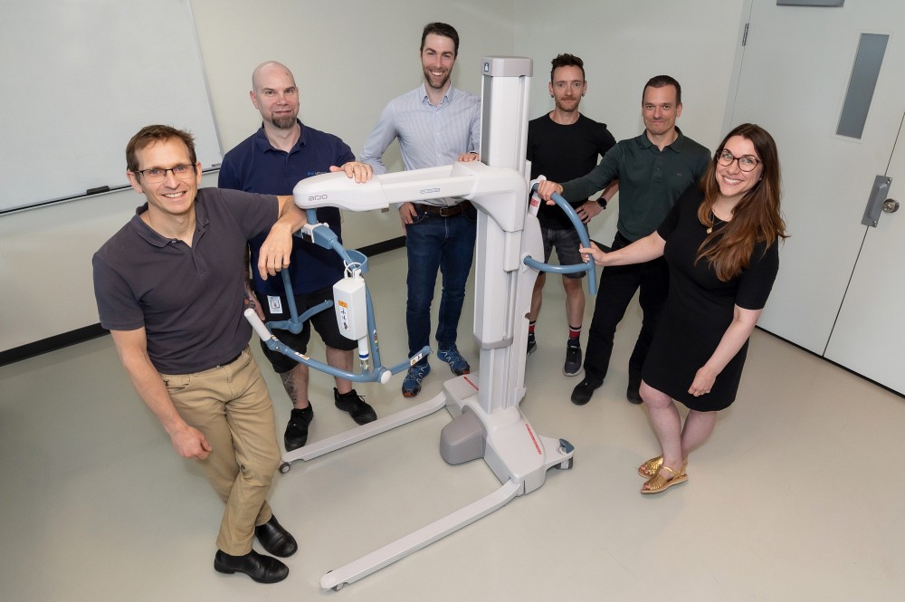Smart motorized assistance for floor lifts
